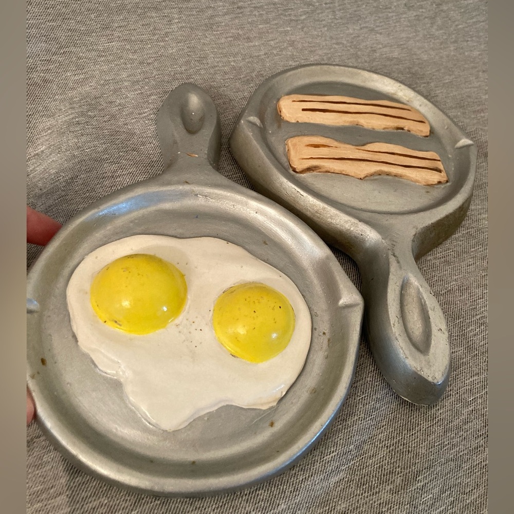 Vintage Kitsch Chalkware Skillet Pair - Eggs and Bacon - Picture 2 of 16